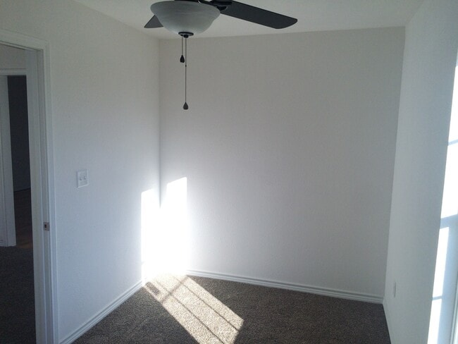 Building Photo - 910 Lane Ave