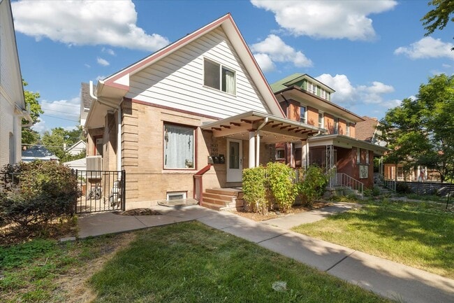 Building Photo - Spacious studio loft in the highly sought-...