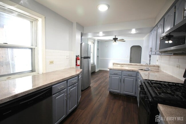 Building Photo - 417 Elmer St