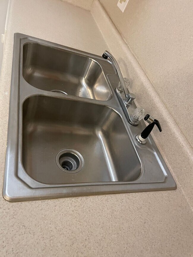 Building Photo - Modern 2-Bed, 1-Bath Oasis with Central Air and Gourmet Kitchen