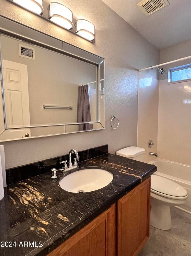 Building Photo - 4446 E Graythorn St
