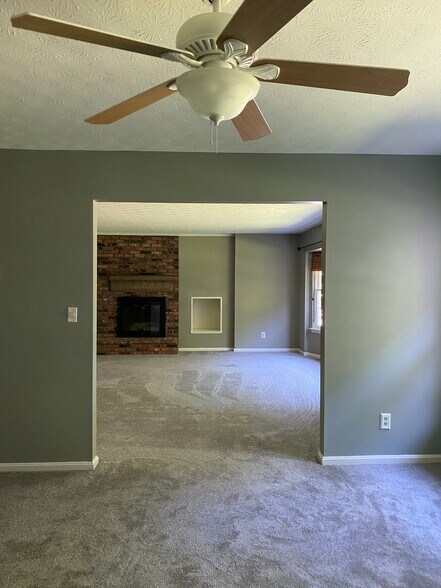 Building Photo - 6970 Carriage Hill Dr