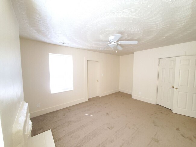 Building Photo - 420 W 31st St