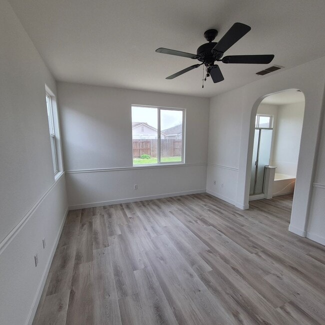 Building Photo - New Flooring throughout; Nice Elk Grove 3 bedroom home! Single story