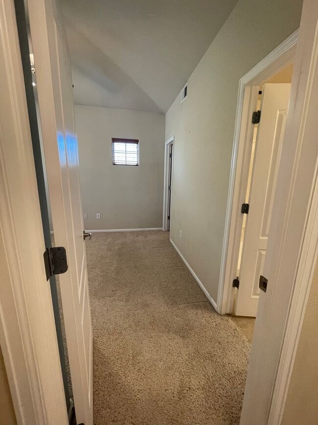 Building Photo - 2 bed/1 bath Townhome with Garage, Pool, Clubhouse