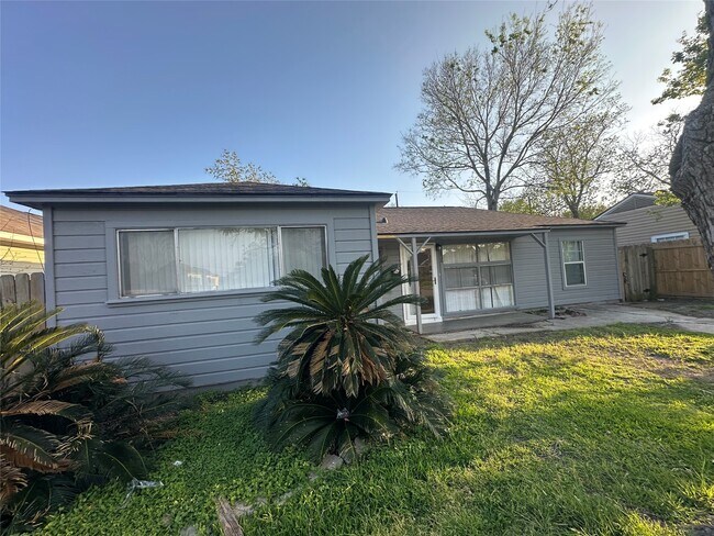 Building Photo - 3826 Botany Ln