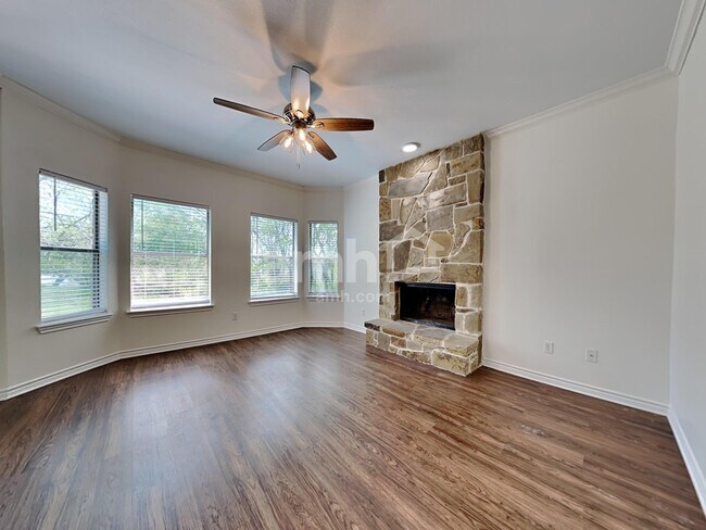 Building Photo - 315 Lakeside Dr