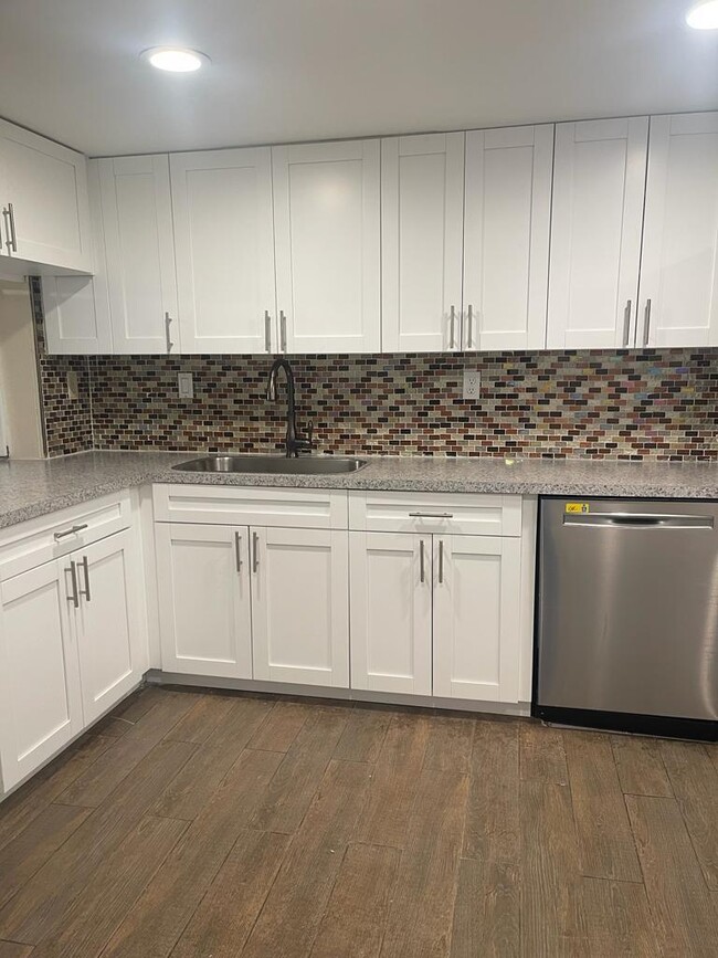 Building Photo - 6521 Racquet Club Dr