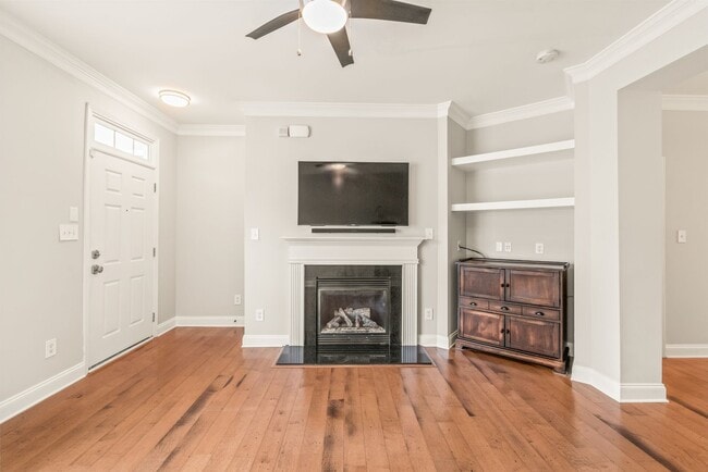 Building Photo - (Coming Soon) Newly Renovated Townhome Oas...
