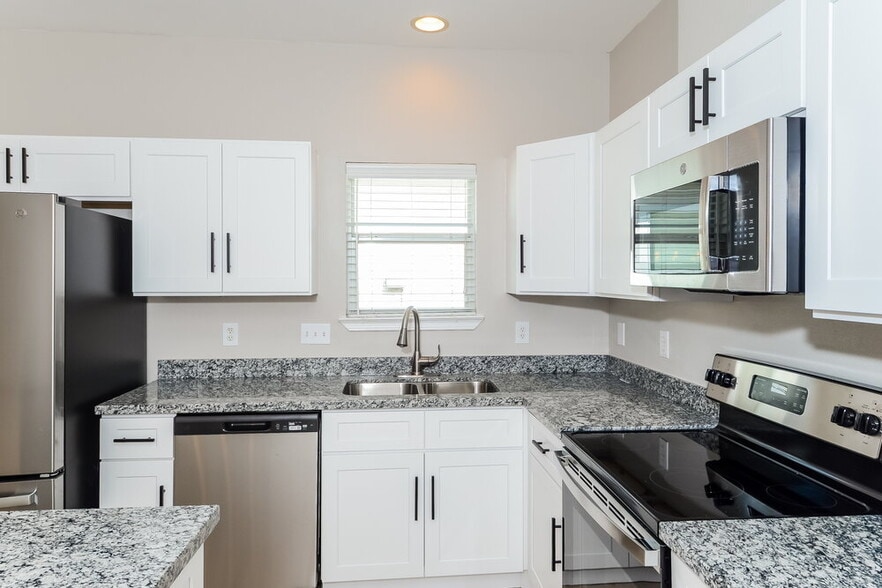 Building Photo - 21319 Sweet Grass Ln