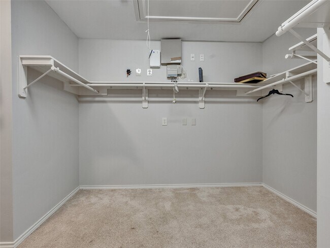 Building Photo - 5643 Walnut Glen Ln