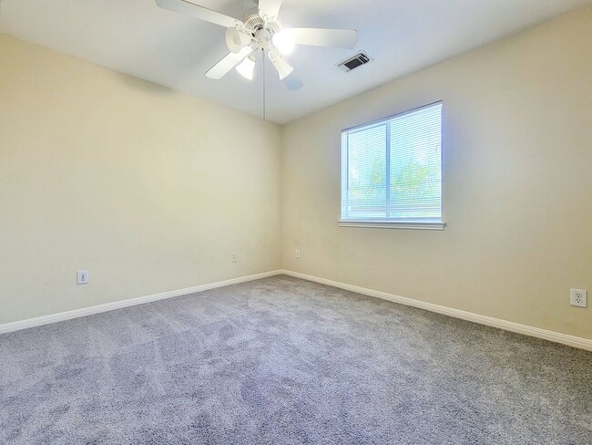 Building Photo - Large 4 Bed, 2.5 Bath Home Perfect for Com...