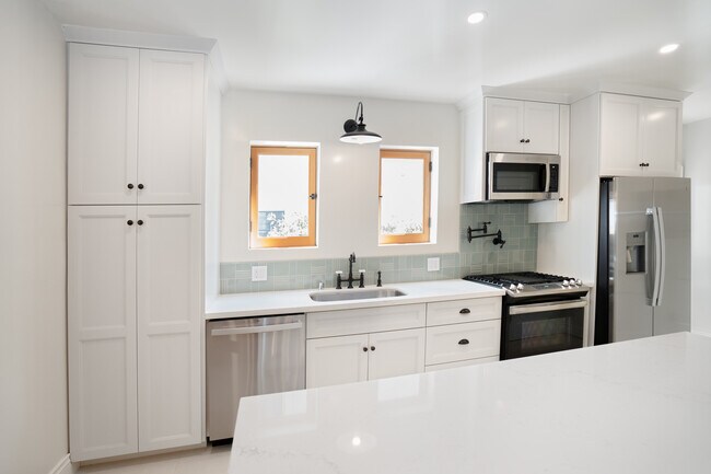Building Photo - 1215 S Crescent Heights Blvd