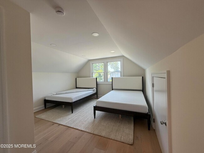 Building Photo - 977 Woodgate Ave
