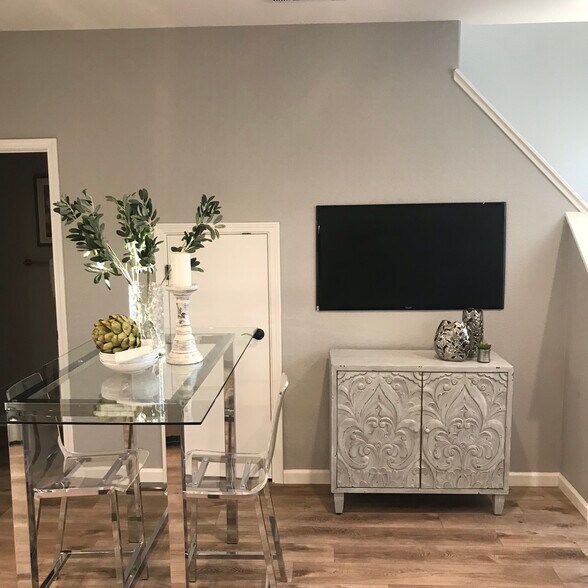 Unit 3626 Entertainment/TV Wall - 3626 Chestnut St