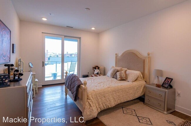 Building Photo - 2 br, 2.5 bath House - 304 West Kirkwood #308