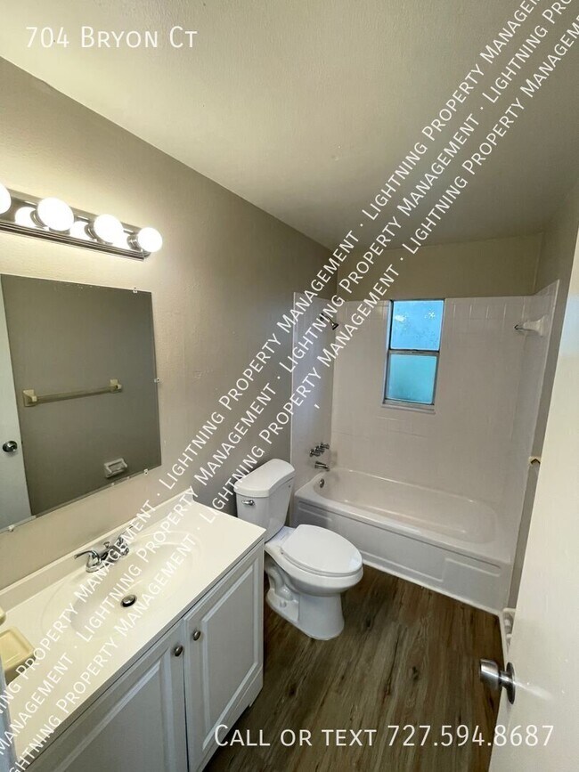 Building Photo - 704 Bryon Ct