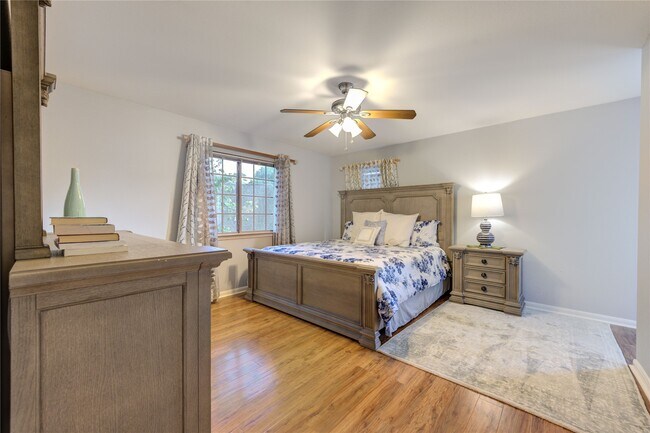 Building Photo - 3211 Hickory Grove Ln