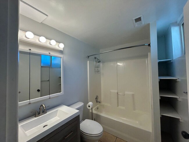 Building Photo - 428 200 E