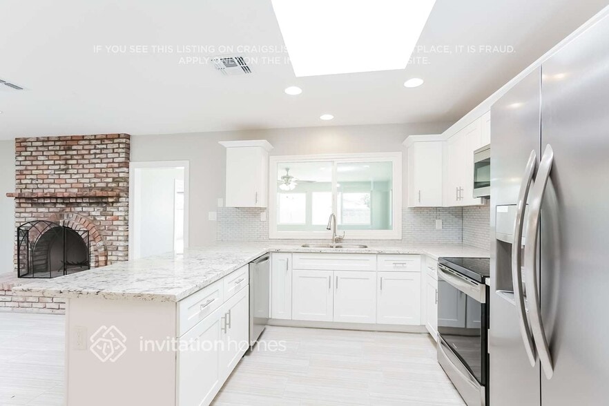 Building Photo - 2047 E Cornell Dr