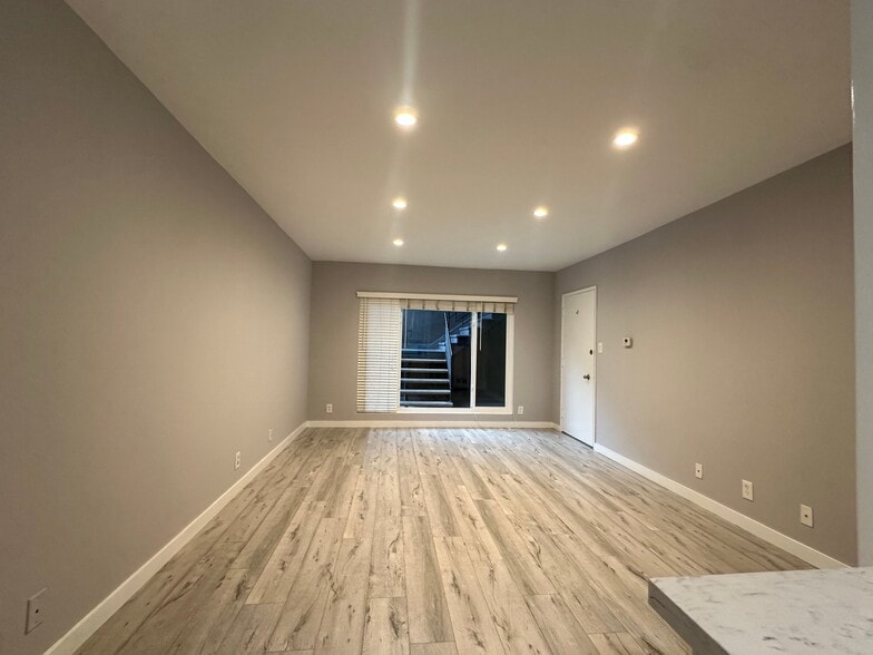 Building Photo - 7555 De Longpre Ave