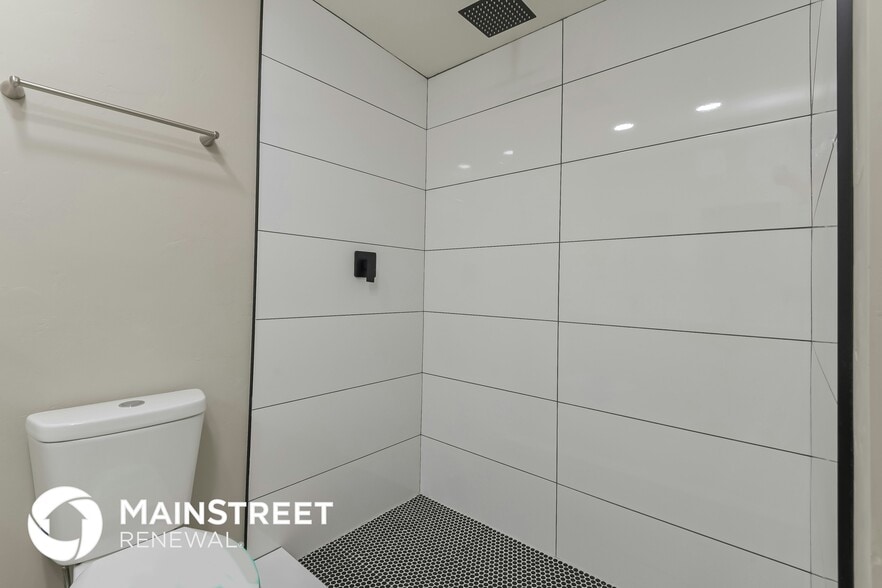 Building Photo - 3410 S Lakeside Pl