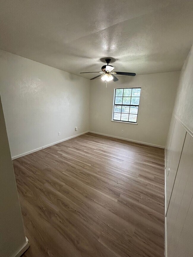 Building Photo - Adorable ranch-style house