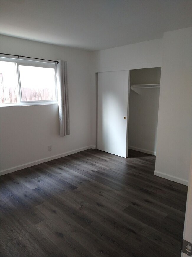 Building Photo - 4 Bedroom Townhouse - Ideal for Chapman St...