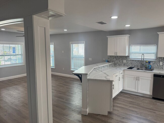 Building Photo - Large 4 bedroom West Tampa Bungalow