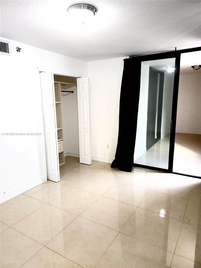 Building Photo - 1621 Collins Ave