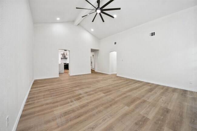 Building Photo - 15719 Baytree Dr