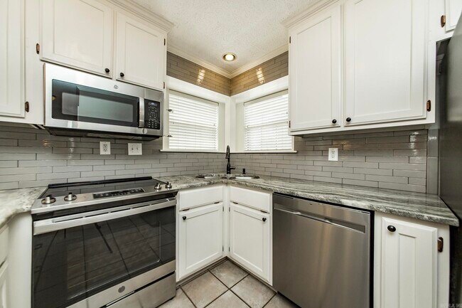 Building Photo - 216 Chantilly Cir