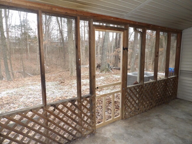 Building Photo - 244 Meadowview Dr