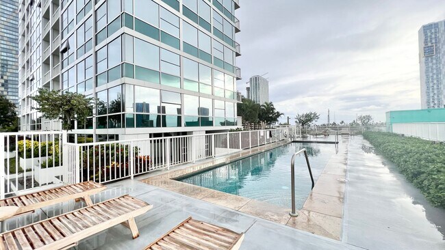 Building Photo - MOVE-IN READY 1 BED/1 BATH/1 PRKG IN 909! ...