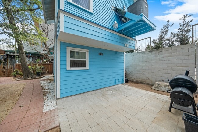 Building Photo - 303 Welch St