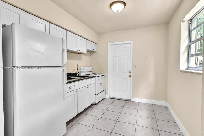 Building Photo - 2751 NW 14th Ct