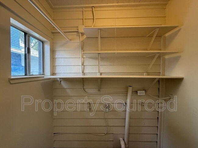 Building Photo - 949 Windeler Ave