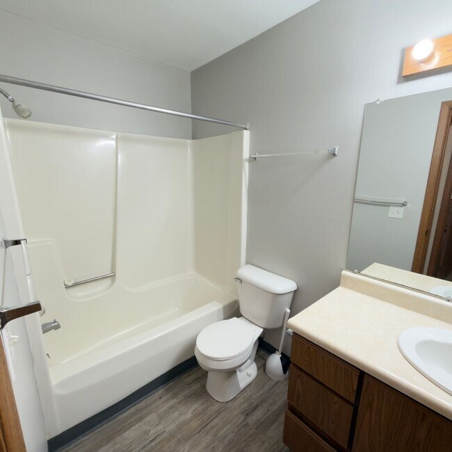 Building Photo - Large One Bedroom Apartment! Washer and Dryer in Unit!