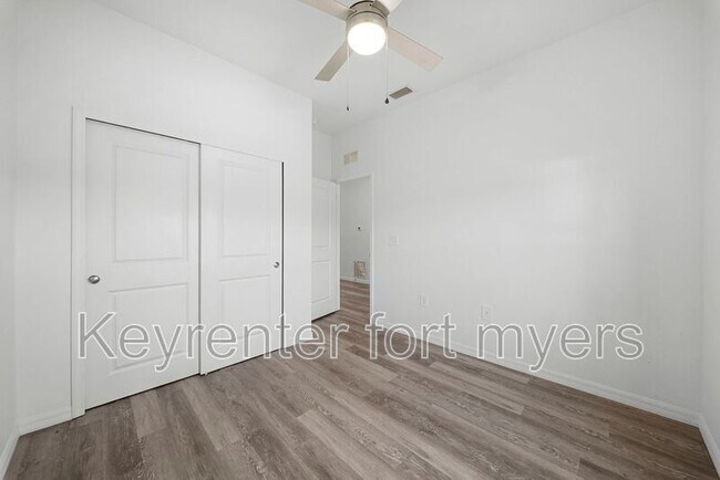 Building Photo - 26483 Sandhill Blvd