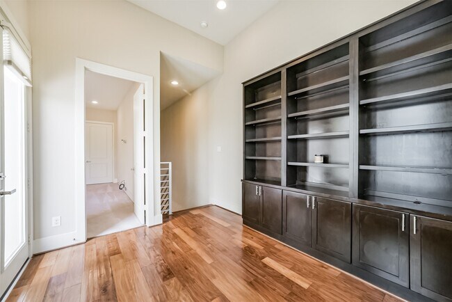 Building Photo - 5425 Hidalgo St