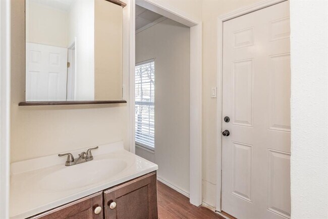 Building Photo - 103 Hackberry Ln