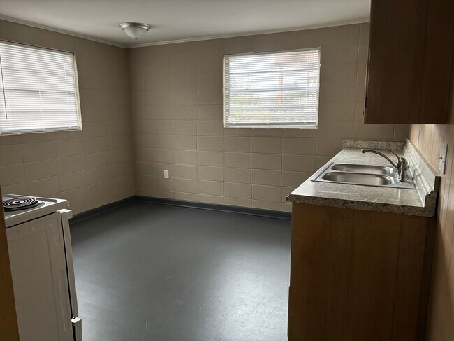 Building Photo - LARGE Spacious 5 bedroom 3 bathroom House