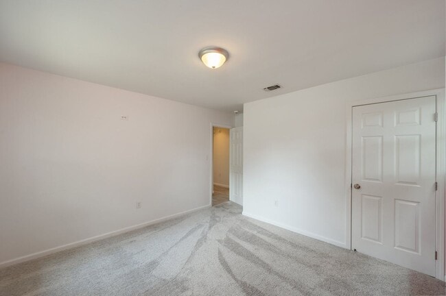 Building Photo - Charming Navarre Home on Nearly Half an Acre