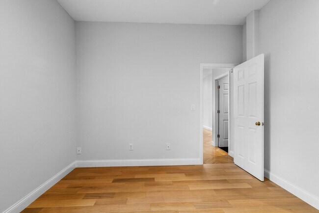 Building Photo - 21 Linden St