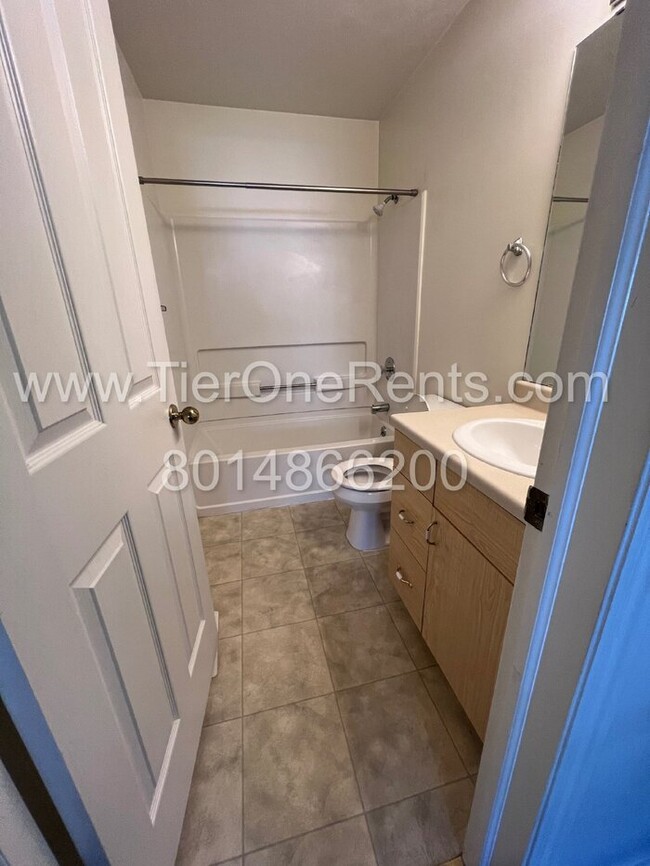 Building Photo - Move-in special: $500 off First months rent