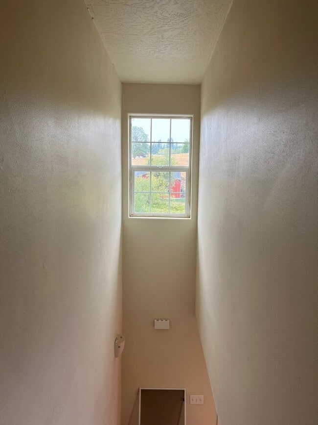 Building Photo - Townhouse style duplex in Lowell