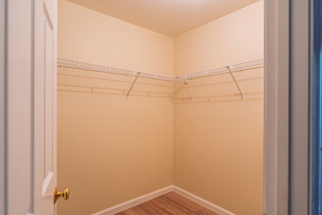 Building Photo - 208 Castlewood Dr