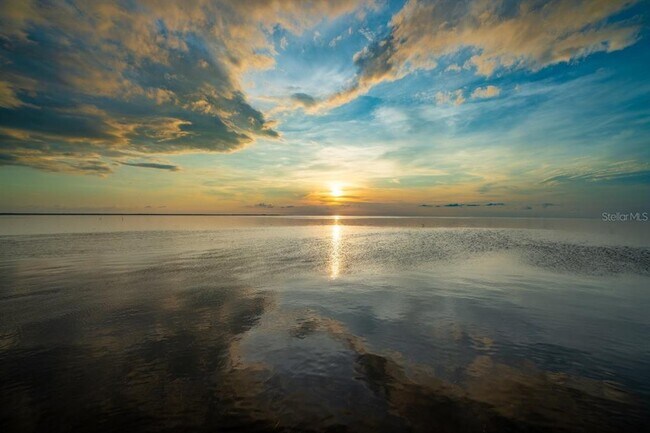 Building Photo - 1909 Gulfview Dr