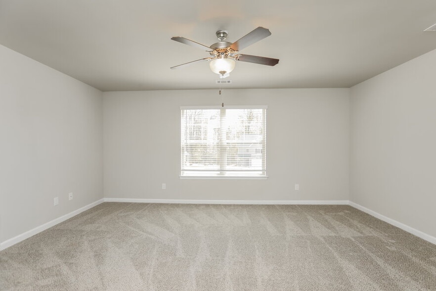 Building Photo - 317 Nutwood Trce