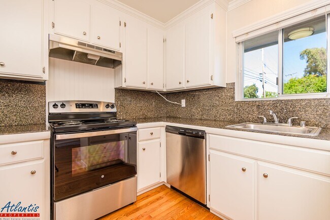 Building Photo - 457 Oak Ave